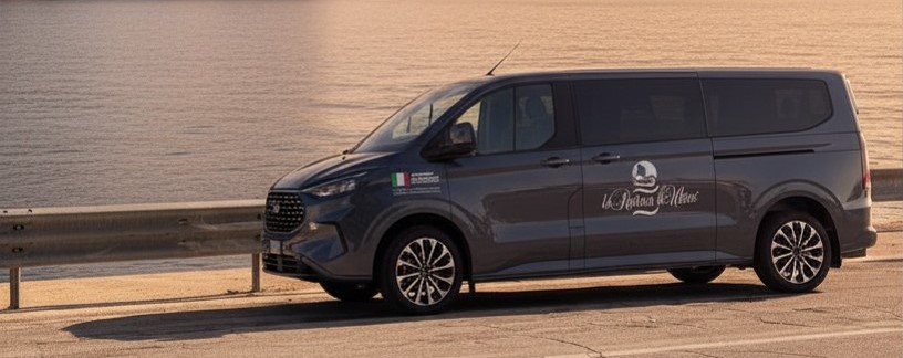 Van per trasporto turistico lungo la costa della Riviera d'Ulisse