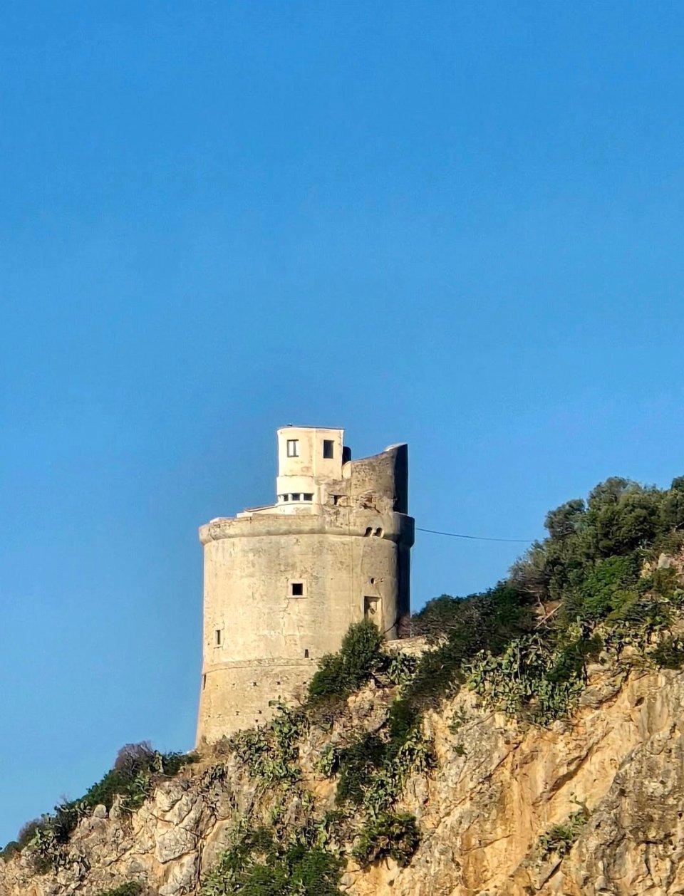 Torre costiera sulla scogliera della Riviera d'Ulisse